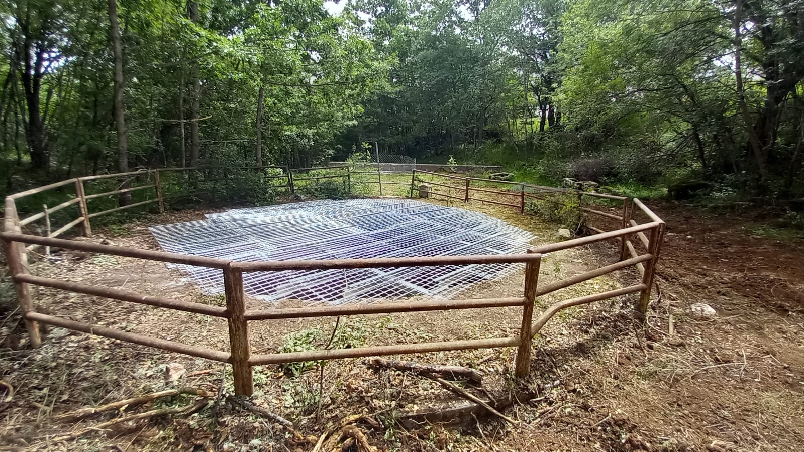 Stesso pozzo dopo la messa in sicurezza da parte di Rewilding Apennines e Salviamo l'Orso - The same well after being secured by Rewilding Apennines and Salviamo l’Orso
