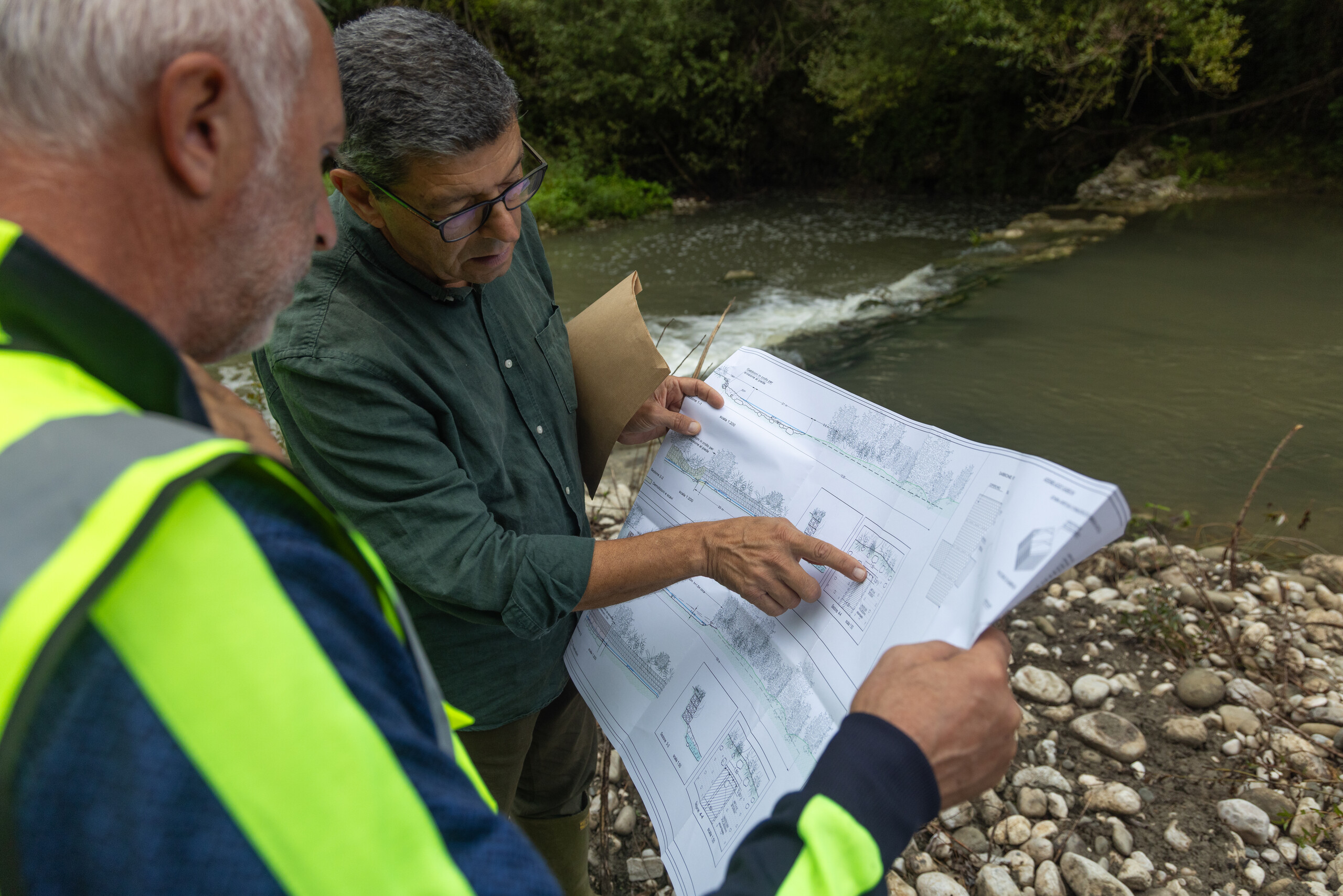 L'ingegnere Bernardo Bartolomucci – consulente di Rewilding Apennines,– durante i lavori per la rimozione della barriera sul fiume Liri (Novembre 2025).