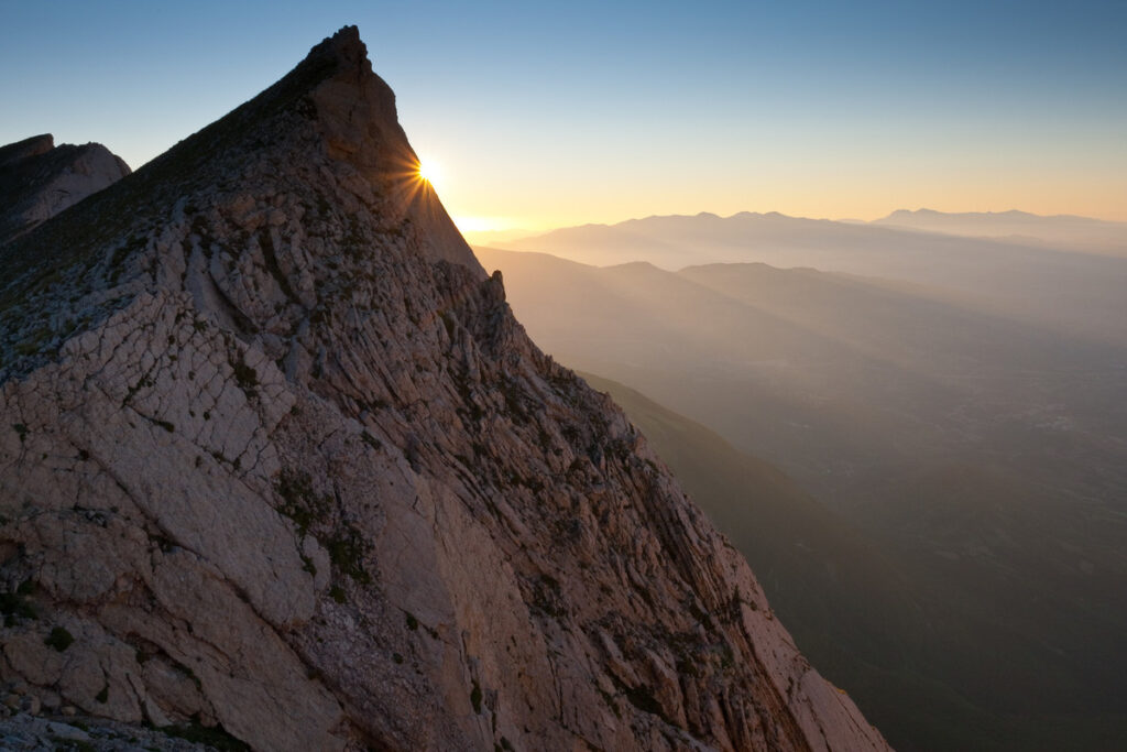 Ultimi raggi di sole sul versante nord del Monte Camicia, nel massiccio del Gran Sasso. Parco Nazionale del Gran Sasso, Appennino centrale.