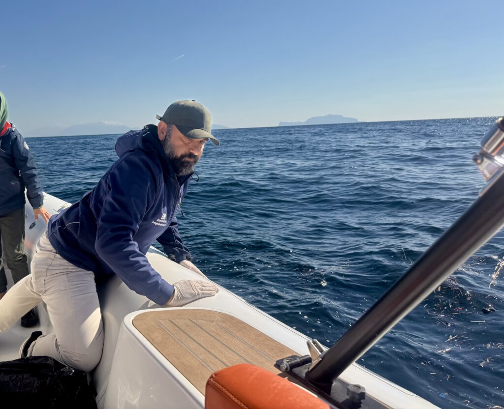 The ornithologist Rosario is preparing to recover the griffon vulture found dead at sea.